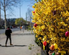 Великодні незвичайні традиції: навіщо хлопці обливали дівчат водою і чому б'ються яйцями