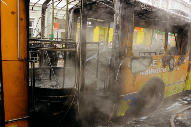 В Харькове переполненный пассажирами троллейбус вспыхнул прямо на ходу: детали ЧП