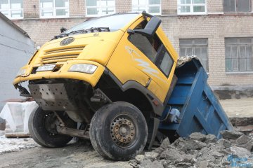 У Києві прокляте місце "поховало" черговий автомобіль: все через халатність комунальників