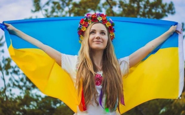 День Конституции Украины 2018: поздравления в стихах и открытки к празднику