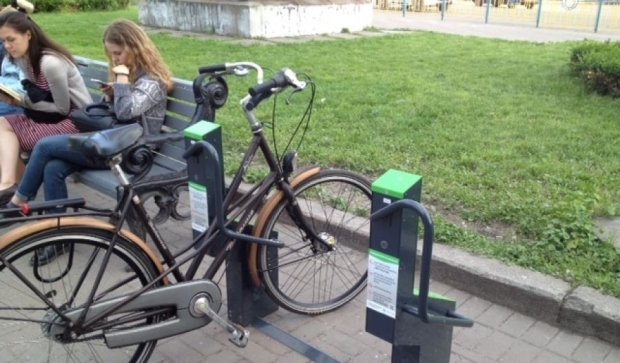  В Киеве появилась "умная" парковка для велосипедов