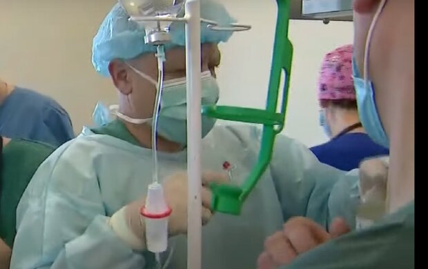 Новорожденного малыша разбил инсульт, родители умоляют о помощи: "Богданчик хочет жить"