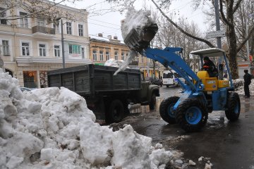 Беззащитный одесский пляж пал жертвой очумелого бульдозера: громил все на своем пути, чуть не угробил активиста