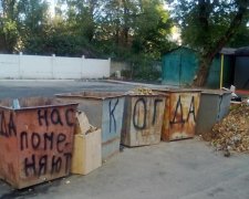 Встали з колін: росіяни побилися біля смітника за бездуховні бургери