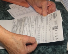 Платіжки за комуналку. Фото: скрін youtube