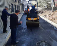 В Києві комунальники винайшли ноу-хау ремонту доріг: по-багатому