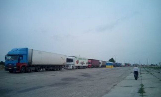 Херсонські прикордонники вилучили дві фури з меблями і 14 тоннами м'яса