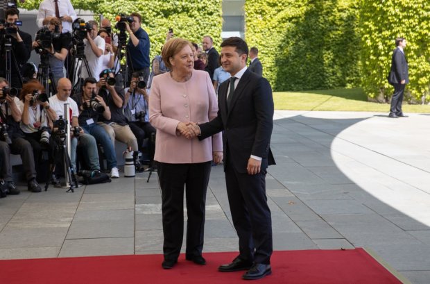 О чем на самом деле говорили Меркель и Зеленский: "Мы уже общаемся 10 секунд, а вы не попросили…"