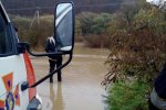 На Закарпатті лісовоз провалився у прірву, рятувальники насилу дістають тіла: деталі НП