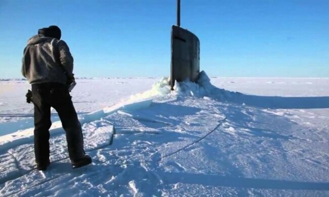 Как подлодка всплывает в Арктике сквозь лед (видео)