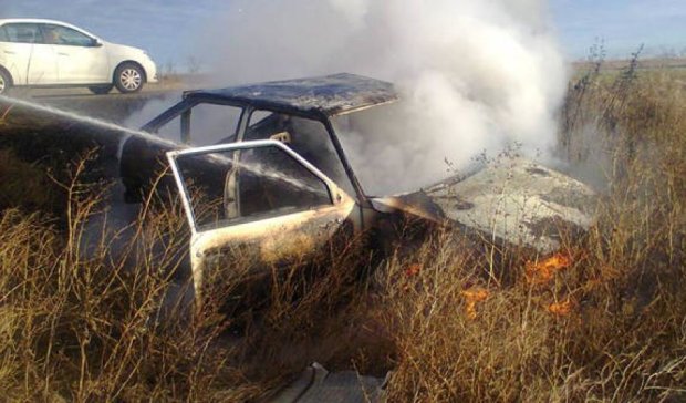 В Херсонской области автомобиль врезался в дерево и сгорел (фото)