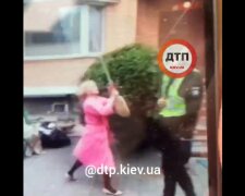 Киянка побила поліцейського мітлою, скріншот відео