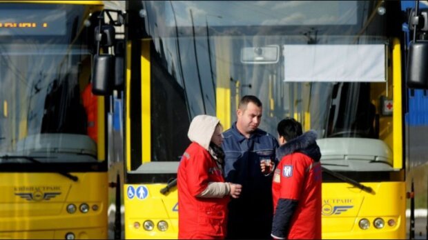 Не поділили дорогу: у Києві водій легковика та маршрутник побилися на зупинці