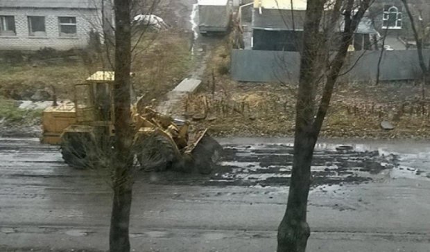 Харьковские коммунальщики кладут асфальт под дождем (фото)