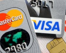 Российским банкам заблокировали выпуск карт Visa и MasterCard