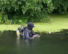 Водолази дістали горе-рибалку з дна озера