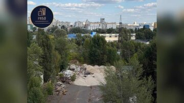 Свалка неизвестных отходов на улице Петра Панча, 11 в Оболонском районе Киева
