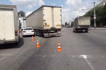 Під Харковом легковик влетів у фуру, понівечені тіла і кров по всій дорозі: Україна застигла у скорботі