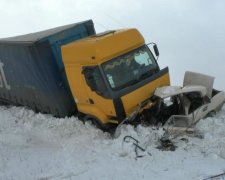 Поворот не туда: легковушка на скорости влетела в грузовик, есть жертвы