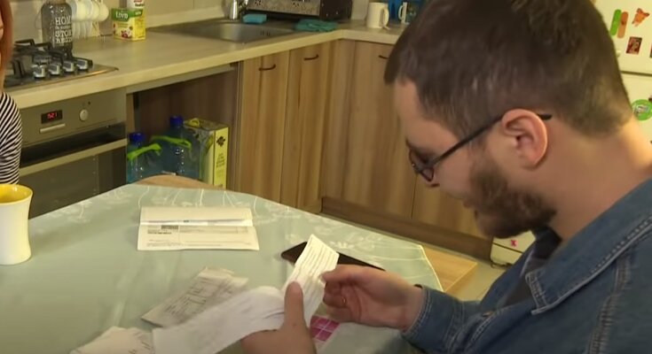 Платежки за коммуналку. Фото: скрин youtube