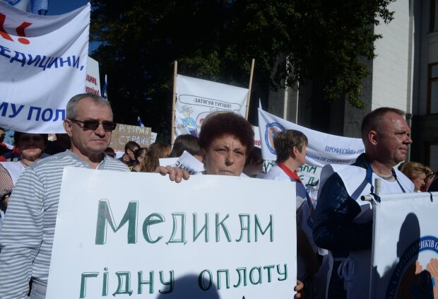 Зарплаты украинских врачей легче бака заправленного КАМАЗа, вот и здоровье нации