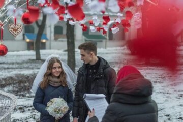 Влюбленные киевляне массово ринулись жениться в "особый" день, причина вас удивит