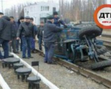 Під Харковом потяг розірвав на частини трактор (фото)