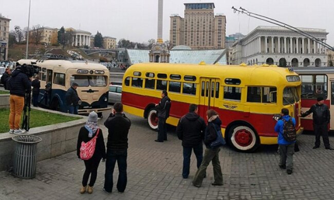 На Майдан свезли ретротроллейбусы и бусы (фото)