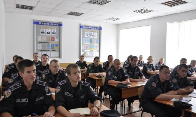 Копу і курсанту придумали покарання за "хохляцьку музику"