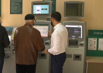 Пенсионер в банке. Фото: скрин youtube