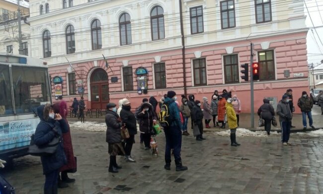 Разъяренные черновчане перекрыли Главную улицу и поставили Кличуку ультиматум