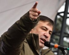 Вооруженный спецназ и драки: под домом Саакашвили творится ад