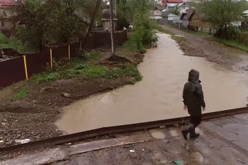 На Прикарпатті зсуви відрізали від цивілізації сім сіл — скрізь бруд, дороги зникли