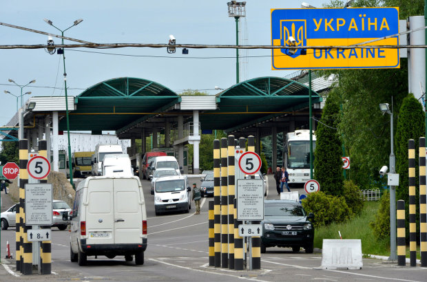 Електронні візи стануть дорожчими: українцям назвали вартість
