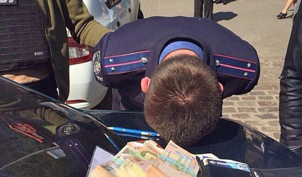 Двох київських слідчих затримали за хабар у 5 тисяч доларів (фото)