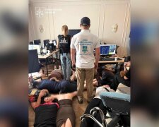Правоохоронці під час обшуку шахрайського call-центру