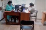 У Дніпрі горе-медики чекали на "конверт", поки пацієнт корчився на підлозі у приймальні - дике відео обурило Україну