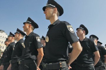 Украинец нашел метод борьбы с коррупцией: копа заставили съесть взятку на камеру