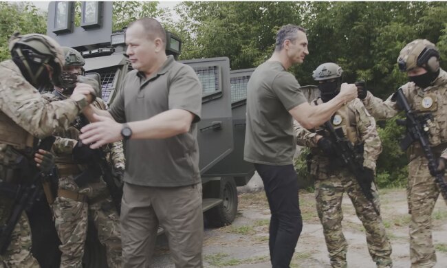 Володимир Кличко з "Українською командою" передав броньований позашляховик "Кобра" розвідникам, – Палатний