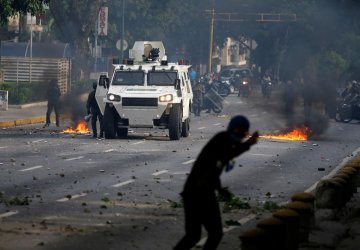 Военный автомобиль подмял под колесами десятки протестующих: видео не для слабонервных