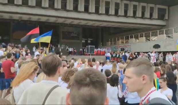 Парад вышиванок в Харькове / скриншот из видео
