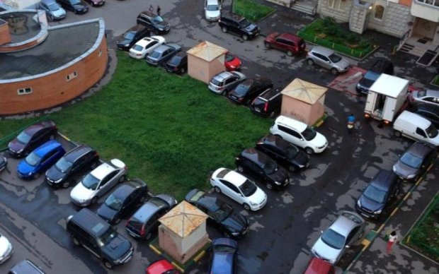Дуракам закон не писан: киевский коп посоревновался за звание когута парковки