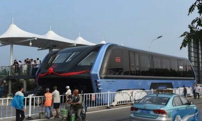 Автобус из будущего ездит по Китаю (ФОТО)