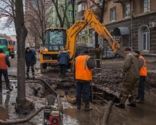 Из-за халатности киевских коммунальщиков водители "уходят под землю": фото