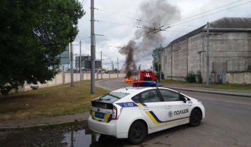 Львовский таксист едва не сгорел в автомобиле (ФОТО)