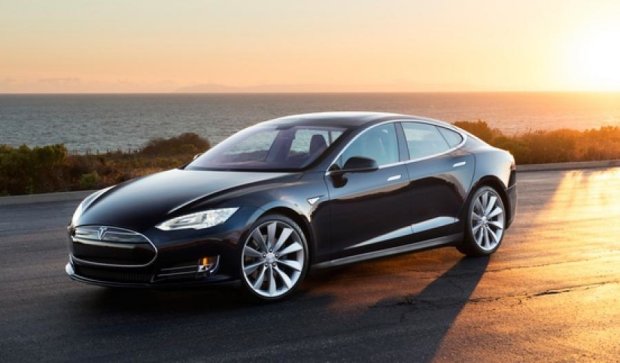 Tesla відкликає 90 тис. автівок через технічні негаразди