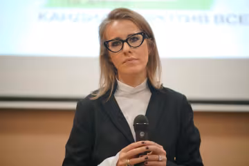 Собчак вийшла у світ з новим чоловіком, посварившись з Віторганом: ніжно обіймає за талію