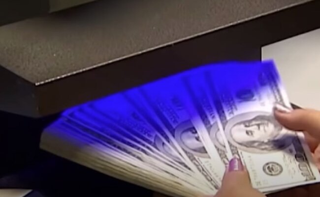 Долари. Фото: Youtube