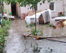 Затопило канализацию: Чернигов стремительно уходит под воду