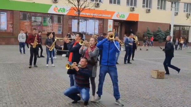 У Дніпрі вуличні музиканти влаштували гарячу вечірку посеред міста, городяни пустилися в танок - "До сліз"